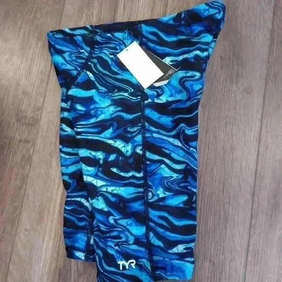 Tyr gym  shorts - Picture 1 of 5